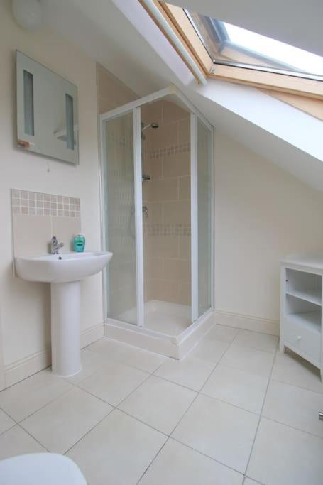 Modern 5 Bedroom House In Clare Hébergement de vacances *